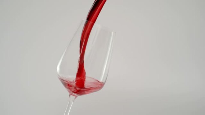 在倾斜的玻璃中倒入红酒的慢动作，1000 fps