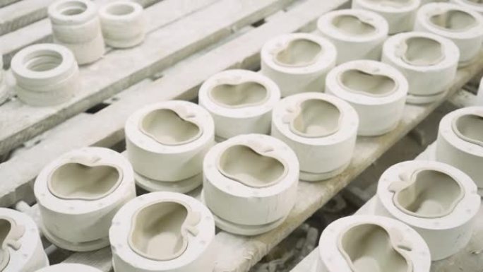 制造苹果形瓷器餐具等产品。有许多苹果形状的石膏模具用于铸造。专业多孔聚合物材料