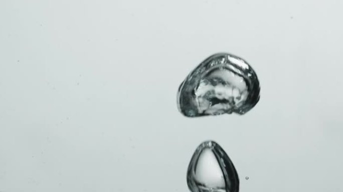 上升的抽象形状的气泡在水中向上移动