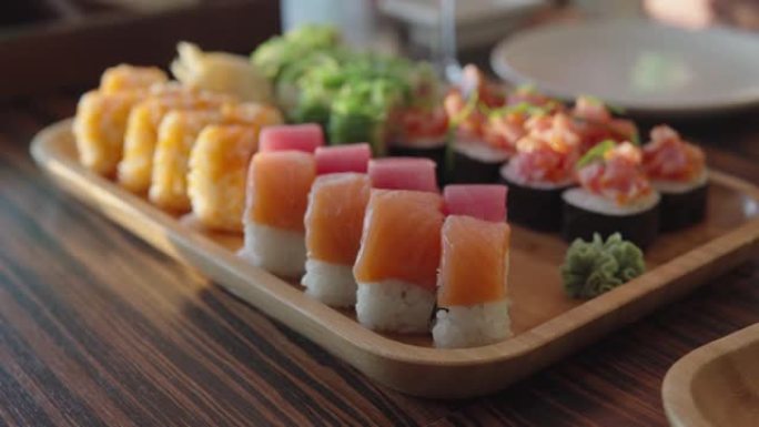 一套各种寿司卷，包括藻类，大米，诺里亚，鲑鱼，金枪鱼和费城奶酪