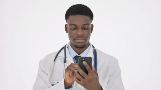 非洲医生在白色背景上浏览智能手机