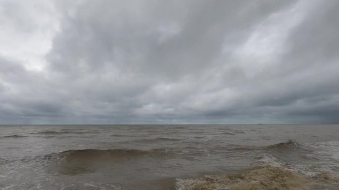 汹涌的海水和汹涌的海浪上的黑暗雷雨风暴云