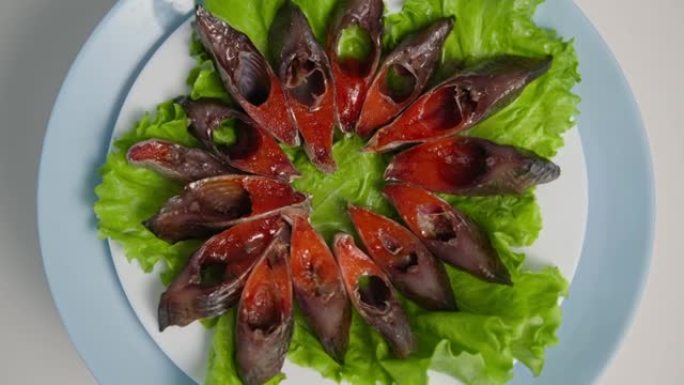 健康的食物，美味的鱼片和鱼子酱放在莴苣的叶子上，盘子轻背景