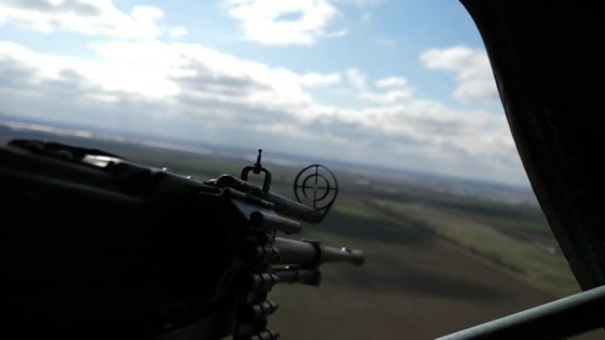 带有弹带的现代机枪是从直升机上瞄准地面物体的