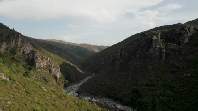 蜿蜒的河流起伏。葡萄牙盖尔斯国家公园。大自然中的美