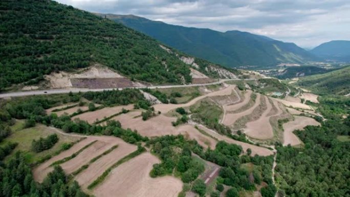 山景中的快速入门之路。穿过山间桥的高速公路。