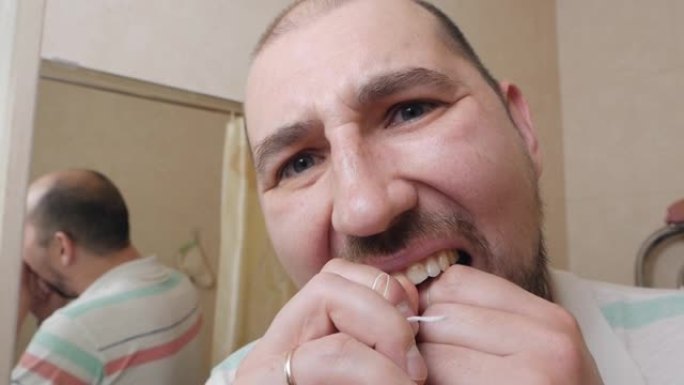 男人用牙线清洁牙齿