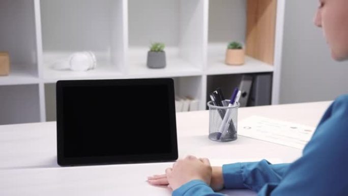 互联网会议视频采访女性平板电脑