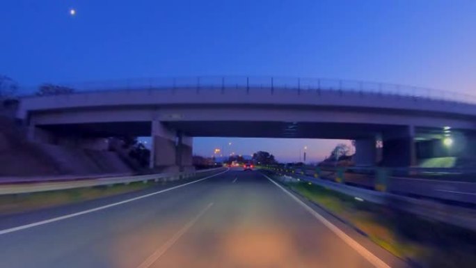 黄昏时在高速公路上行驶的汽车的景色