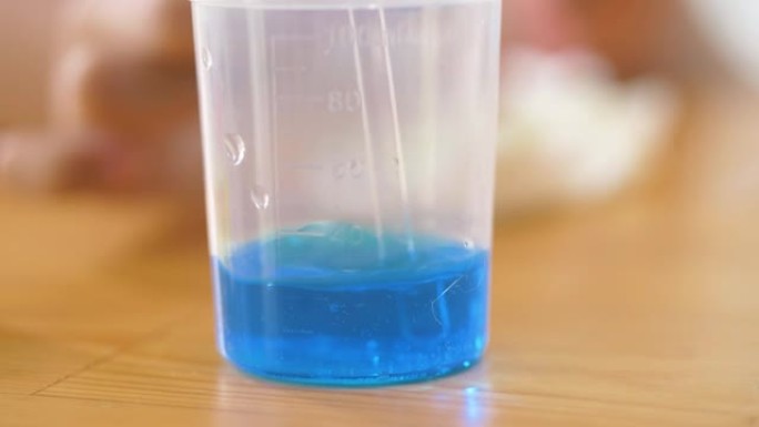 在烧杯中搅拌蓝色，科学实验。