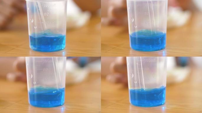 在烧杯中搅拌蓝色，科学实验。