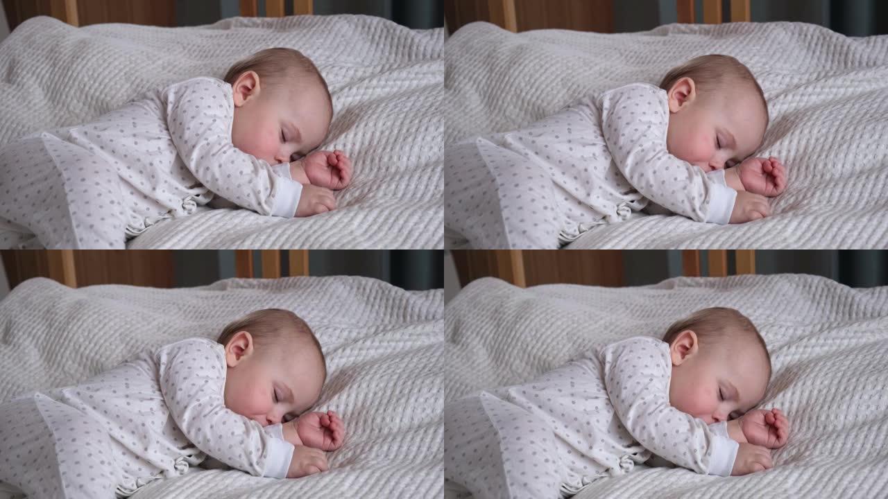 和平可爱的婴儿睡在家里的房间里的床上。睡眠新生儿概念。6个月大的女婴在家睡觉。宁静的梦。