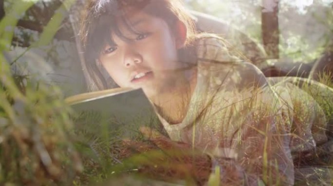 快乐亚洲女人阅读书籍上的草的动画