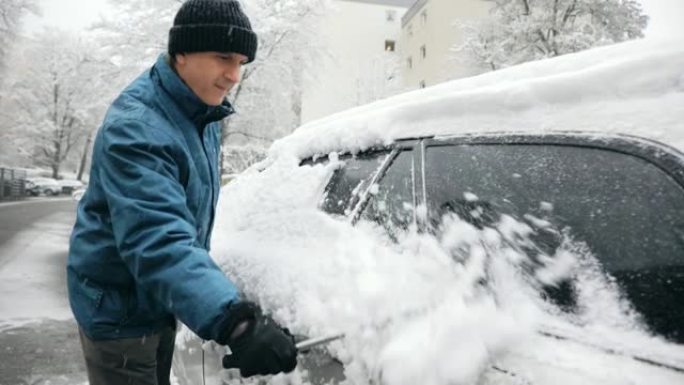 男子从车上除雪