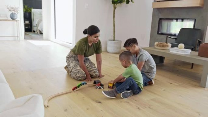 女兵和两个儿子玩火车玩具