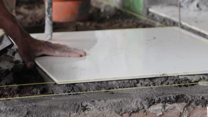 建筑工人铺设房屋地板地砖
