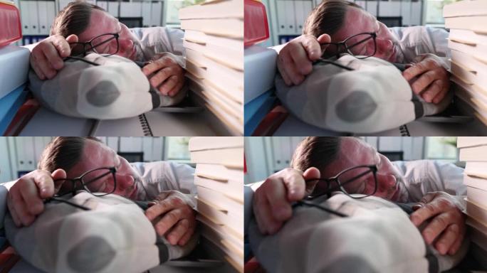 手持眼镜的商人在文件中睡在枕头上4k电影慢动作