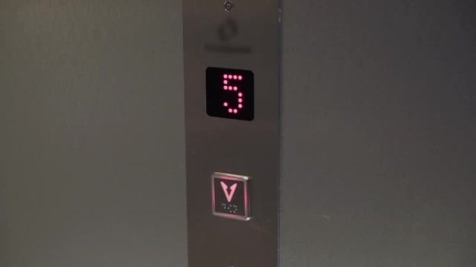 地板上的电梯板。电梯上升。带箭头和红色显示屏的按钮