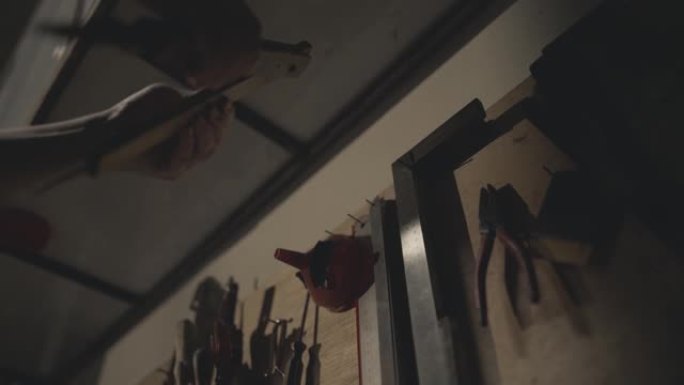 低角度视角亚洲中国女木匠从工作台rac上拿起l形尺和指南针