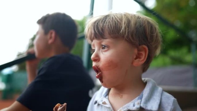 乱七八糟的小孩，上面覆盖着巧克力冰淇淋，肮脏的嘴