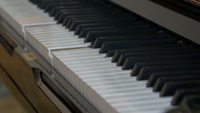 有趣的神秘自弹钢琴。自己弹奏的黑白钢琴键