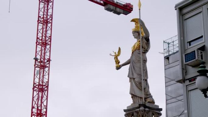 奥地利议会前的帕拉斯·雅典娜雕像，建筑起重机，奥地利议会前的雅典娜雕像，建筑起重机