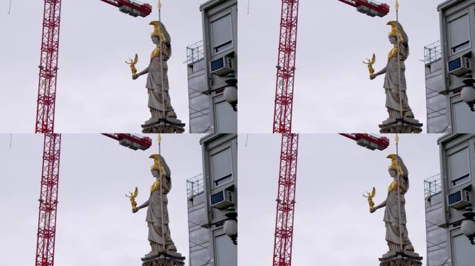 奥地利议会前的帕拉斯·雅典娜雕像，建筑起重机，奥地利议会前的雅典娜雕像，建筑起重机