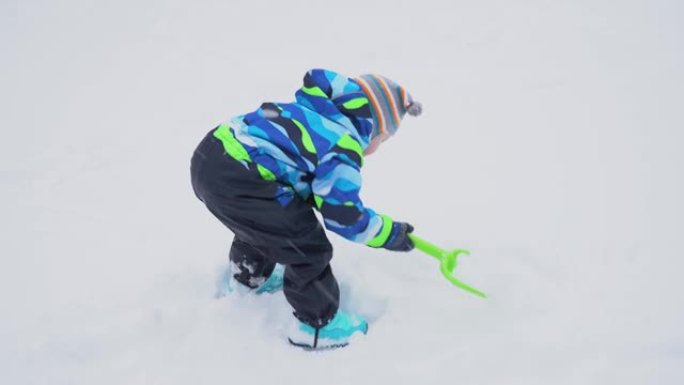 男孩挖雪