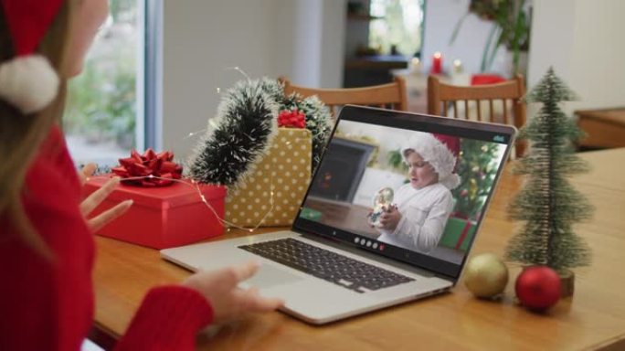 快乐的白人妇女在圣诞节与儿子进行视频通话