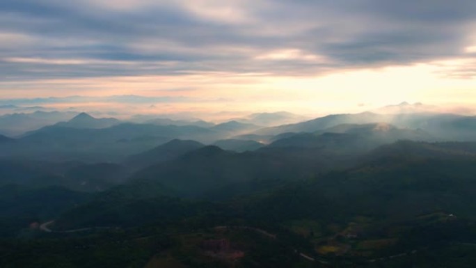 4k无人机在云中飞行。日出时飞越云层，无人机的空中顶部云景