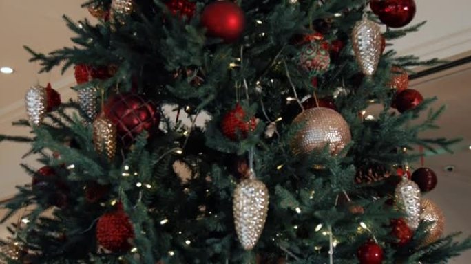 自上而下查看带装饰的圣诞树。花环灯和彩色球