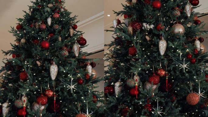 自上而下查看带装饰的圣诞树。花环灯和彩色球