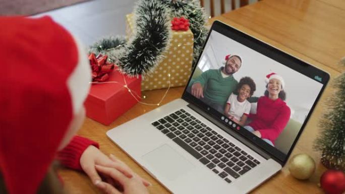 快乐的白人妇女在圣诞节与家人进行视频通话