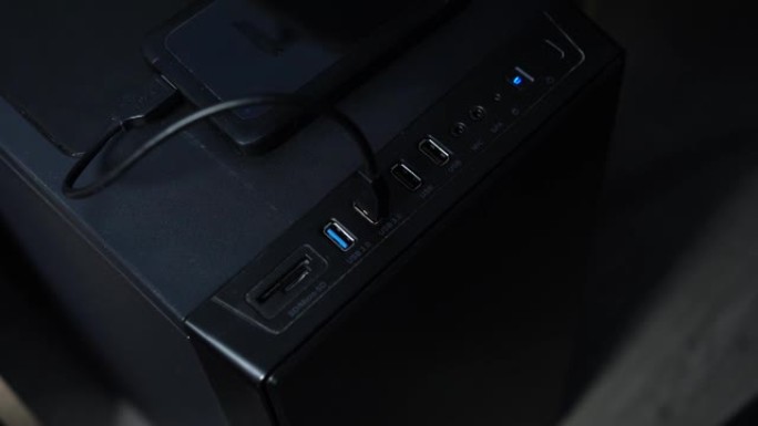 将外部硬盘的USB电缆插入计算机的手的特写