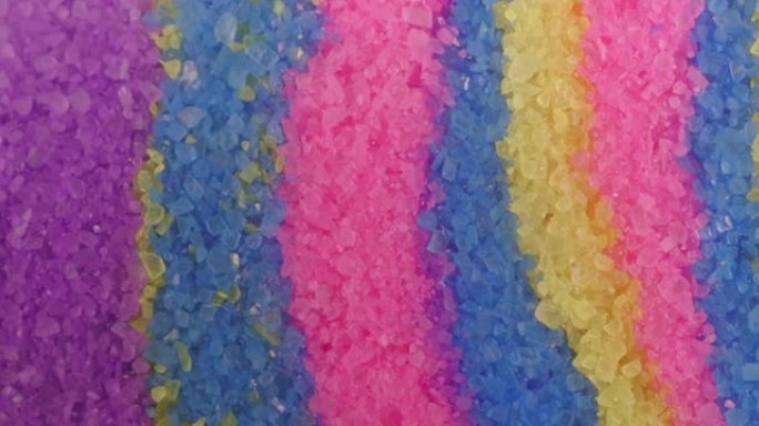 彩色沙子的宏观晶体。沙粒的纹理特写。