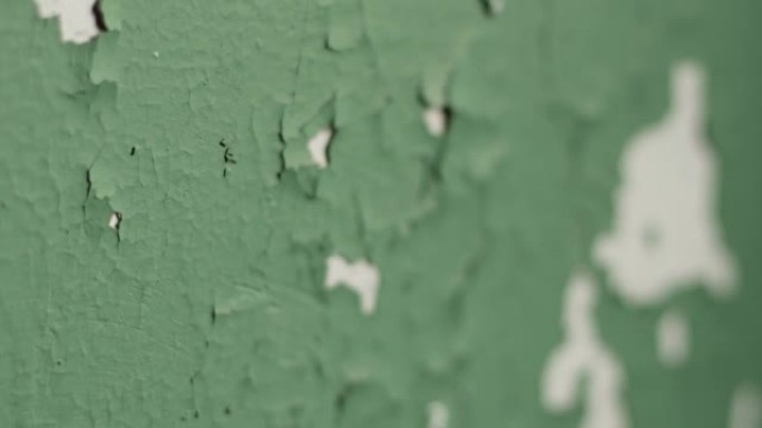 旧墙涂有绿色油漆，剥皮油漆，特写