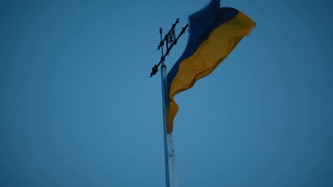 乌克兰国旗在黄昏的蓝天背景上挥舞
