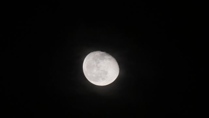 夜晚有黑色天空背景的满月特写镜头，4k镜头放大效果。
