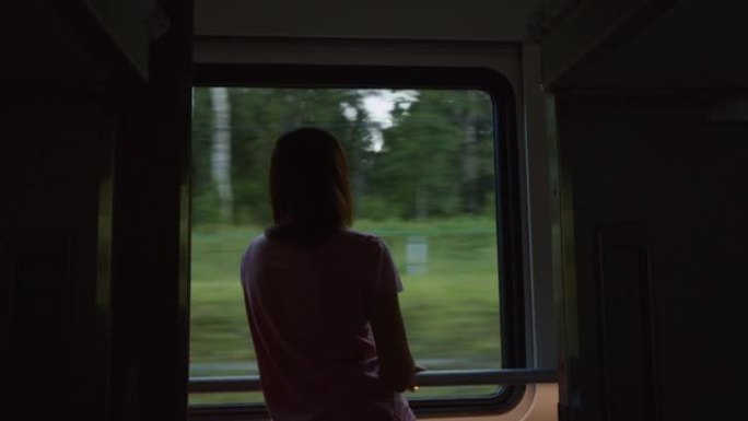 行驶中的火车窗边的女人