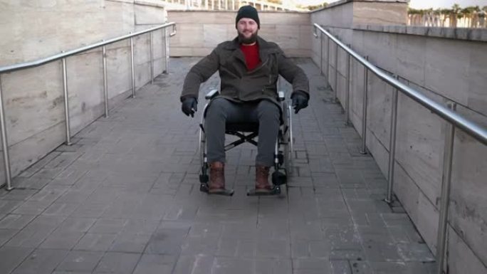 一个快乐的残疾人从轮椅斜坡上下来