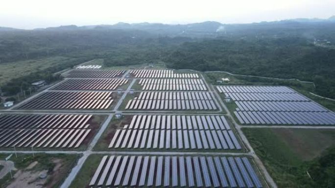 日落时太阳能电池板农场的鸟瞰图