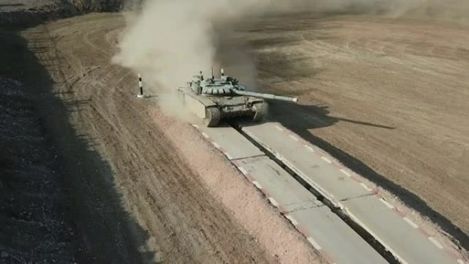 无人机的观点-障碍路线上的重型坦克