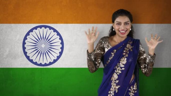 女人跳舞，挥舞着印度国旗的手