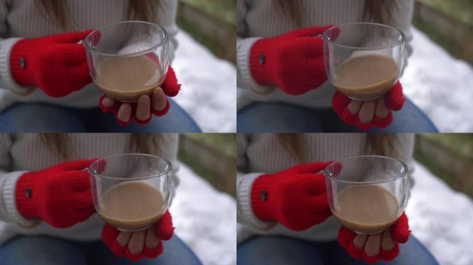 冬天戴红色手套喝咖啡