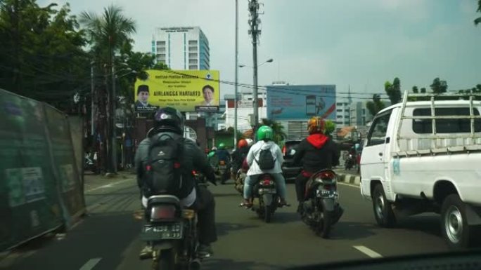 阳光灿烂的一天雅加达市中心城市交通街出租车路旅行前pov全景4k印度尼西亚