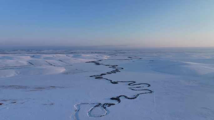 航拍雪原蜿蜒冰封河流暮色