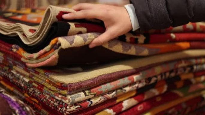 彩色编织地毯，波斯地毯，伊斯坦布尔大巴扎出售的传统地毯，土耳其和阿拉伯地毯，大巴扎的地毯和地毯，土耳