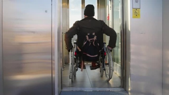 一名男子进入残疾人专用电梯