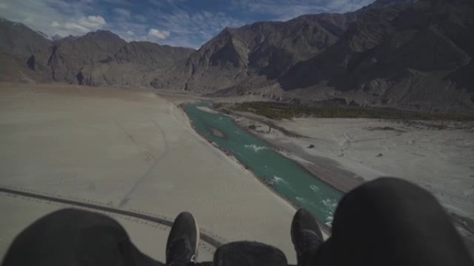 在巴基斯坦北部的Katpana沙漠上空飞行的动力伞的个人观点