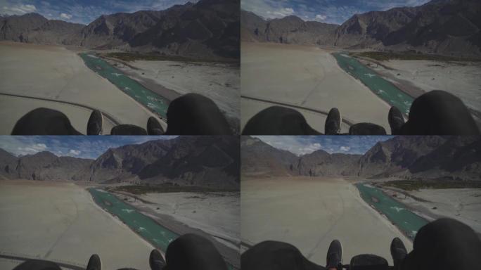 在巴基斯坦北部的Katpana沙漠上空飞行的动力伞的个人观点